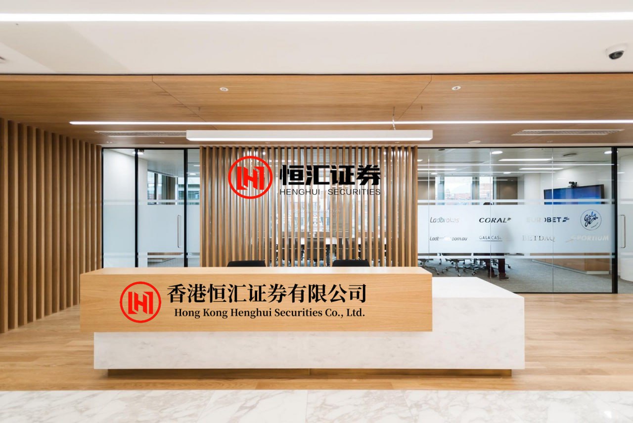 点金股 奶娃爬、学步、奔跑，狗狗全程守着的暖心瞬间